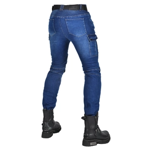 Dettaglio dei jeans blu da moto con pannelli elasticizzati e multitasche da guida