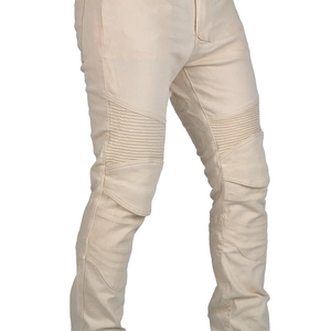 Détails des plis aux genoux sur ce pantalon de moto rétro pour homme en beige