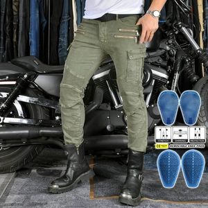 Dettaglio dei pantaloni cargo da moto verde militare con pieghe stretch e protezioni CE