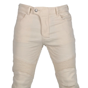 Détail du jean de moto blanc cassé montrant les genoux plissés renforcés style motard