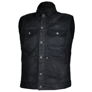 Détail frontal d'un gilet de moto rétro en toile cirée noire avec poches et boutons en métal