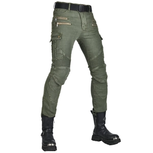 Dettaglio dei jeans da moto verde militare con inserti alle ginocchia e tasche cargo