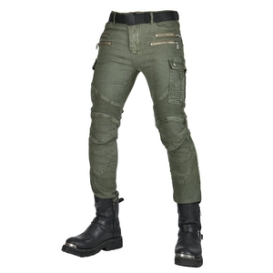 Dettaglio dei jeans da moto verde militare con tasche a zip e pannelli plissettati sulle ginocchia