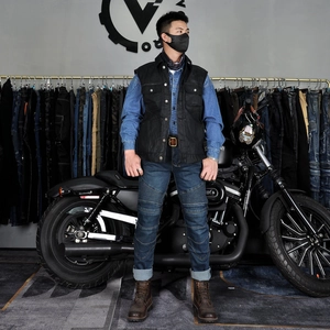 Détail de la veste moto cirée pour homme avec multipoches et pantalon de moto en denim