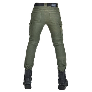 Vista posteriore dei pantaloni moto cargo verde militare con pannelli elasticizzati e tasche
