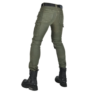 Dettaglio dei jeans da moto verde militare con inserti elasticizzati protettivi e tasche