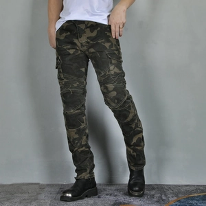 Dettaglio dei pantaloni moto mimetici con pannelli a soffietto e tasche cargo