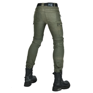 Dettaglio dei pantaloni cargo da moto verde oliva con pannelli elastici a fisarmonica