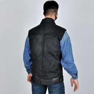 Vue arrière du gilet de moto en toile cirée noire avec patch logo en cuir vintage gaufré