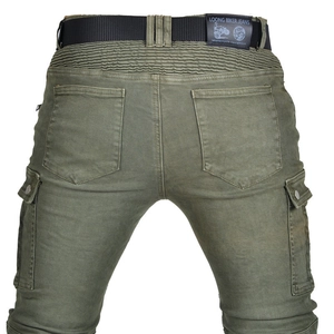 Dettaglio dei pantaloni da moto verde militare con pannelli elastici a fisarmonica