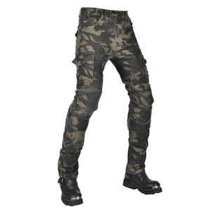 Dettaglio dei pantaloni da moto mimetici con tasche cargo e pannelli elasticizzati a soffietto