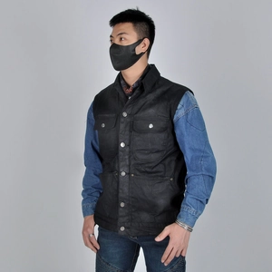 Vue détaillée du gilet en toile de coton robuste avec poches cargo et boutons frontaux