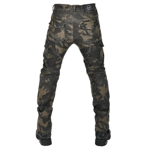 Vista posteriore dei pantaloni cargo da moto mimetici con pieghe sulle ginocchia e tasche