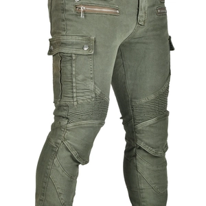 Dettaglio dei jeans da bBiker oliva con pannelli a fisarmonica e tasche cargo laterali