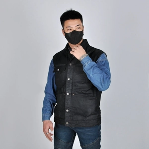 Détail du gilet de moto rétro en toile cirée avec multi-poches et boutons métalliques