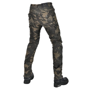 Dettaglio dei pantaloni moto mimetici con inserti elastici e tasche cargo