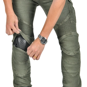 Dettaglio dei jeans moto verde oliva con pannelli elastici e protezioni sulle ginocchia