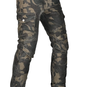Dettaglio dei pantaloni da moto mimetici con tasche cargo e pannelli rinforzati sulle ginocchia
