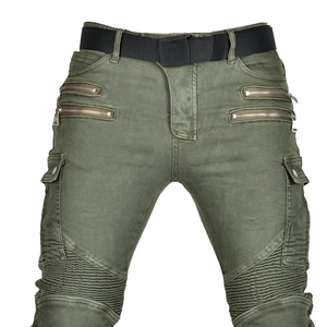 Dettaglio dei pantaloni cargo da moto verde militare con zip metalliche e ginocchia a pieghe