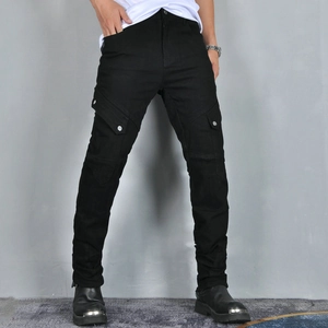 Détail du pantalon cargo moto slim pour homme avec grandes poches latérales à rabat