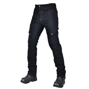 Vue détaillée du pantalon cargo de moto avec poches latérales et bottes tactiques noires