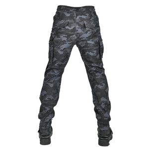 Vue arrière du pantalon cargo moto camouflage foncé avec poignets élastiques et poches