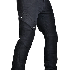 Détail du pantalon moto vert armée montrant les poches cargo et les genoux renforcés