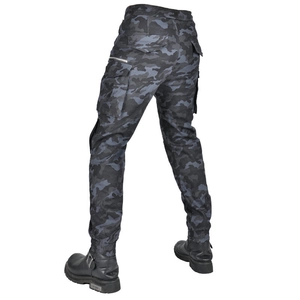 Détails du pantalon cargo moto camouflage foncé avec poches et poignets élastiques