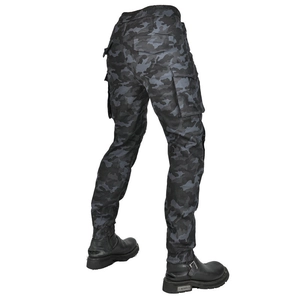Détail du pantalon cargo moto camouflage noir avec plusieurs poches et ourlets resserrés