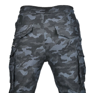 Gros plan du pantalon moto camouflage avec taille élastique et poches arrière renforcées