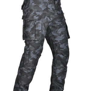 Vue détaillée du pantalon cargo de moto avec motif camouflage noir et poches latérales