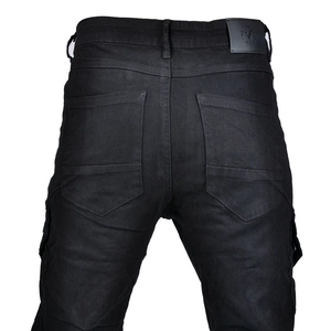 Détail des poches arrière et du patch en cuir sur le pantalon cargo moto noir
