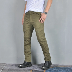 Détail du pantalon cargo moto vert militaire avec genoux renforcés et poches latérales