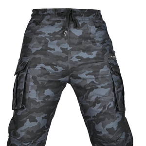Détail du pantalon de moto camouflage gris foncé avec poches cargo et zip métallique