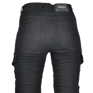 Λεπτομέρεια τζιν μοτοσικλέτας με ελαστικές πιέτες για αυξημένη άνεση στην οδήγηση