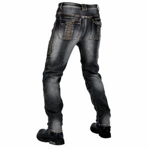 Détails arrière du jean moto avec plis de style biker et finition gris délavé