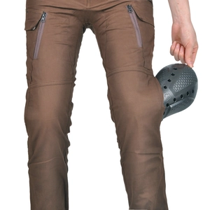 Détail de la protection de genou certifiée CE insérée dans le pantalon de moto marron