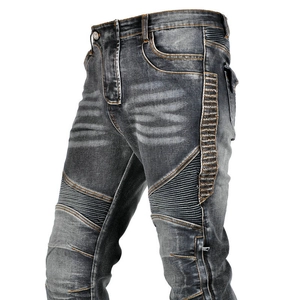 Détail du jean de moto noir avec plis de motard renforcés et denim délavé pour la protection