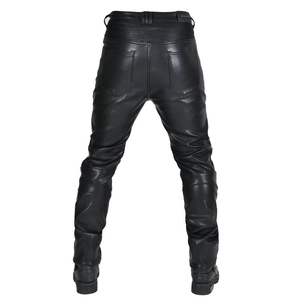 Détail des panneaux extensibles en accordéon et des poches arrière du pantalon moto