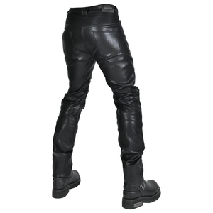 Détail d'un pantalon de moto en cuir imperméable avec plis élastiques et bottes