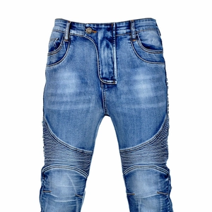 Détail du jean de motard bleu clair avec panneaux côtelés et texture denim délavée