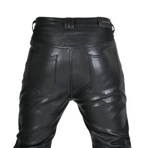 Détail du pantalon de moto en cuir avec poches arrière et panneaux élastiques en accordéon