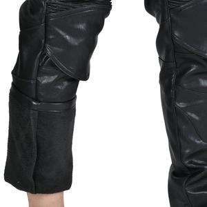 Gros plan des panneaux extensibles et de la doublure thermique du pantalon de moto