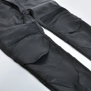 Détail du pantalon de moto en cuir avec panneaux extensibles en accordéon aux genoux
