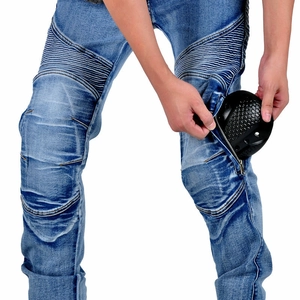 Détail de la protection de genou amovible avec fermeture éclair sur jean moto bleu