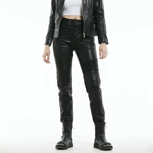 Détail du pantalon de moto en cuir ajusté avec genoux matelassés pour femmes motardes