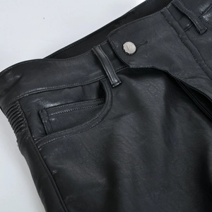 Détails du pantalon de moto en cuir noir avec bouton métallique et passants de ceinture