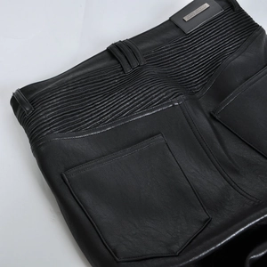 Détails du pantalon de moto en cuir avec panneaux extensibles en accordéon et poches arrière