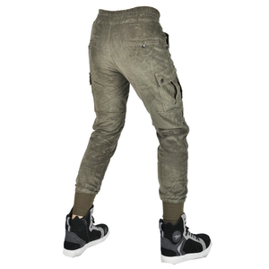 Détail du pantalon cargo en velours côtelé vert olive avec chevilles élastiquées et poches
