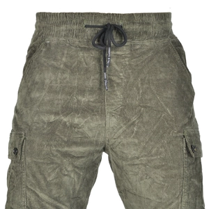 Détail du pantalon cargo en velours côtelé vert armée avec poches et cordon de serrage